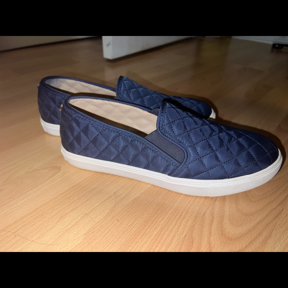 STEVE MADDEN BLUE SLIP ON SNEAKER
